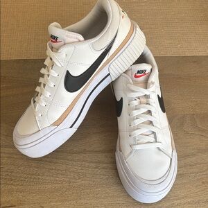 Nike White and Black Low-Top Sneakers